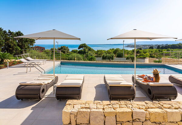 Villa Anna Plemmirio: Buitenkanten, Buitenshuis, zwembad