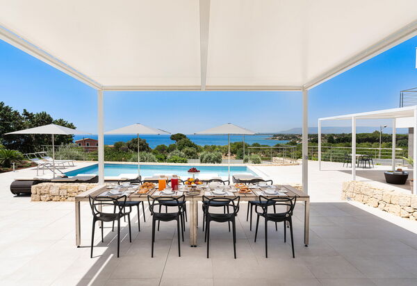 Villa Anna Plemmirio: Balkon / terras / patio, Buitenkanten, Buitenshuis, zwembad