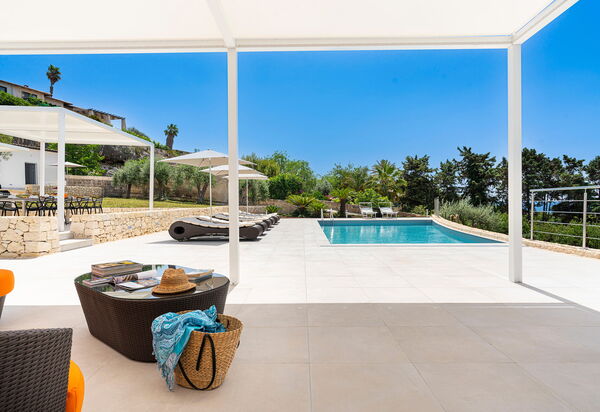 Villa Anna Plemmirio: Buitenkanten, Buitenshuis, zwembad