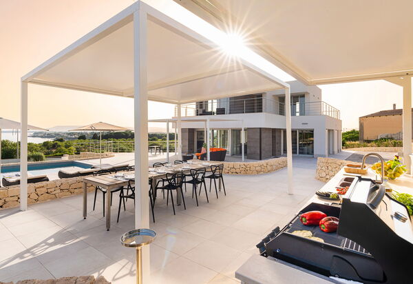 Villa Anna Plemmirio: Balkon / terras / patio, Buitenkanten, Buitenshuis, zwembad