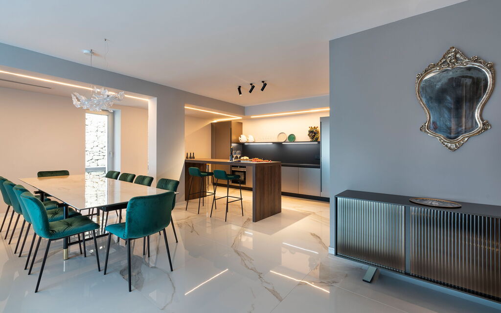 Baya Bella: Dining Room, Living Room