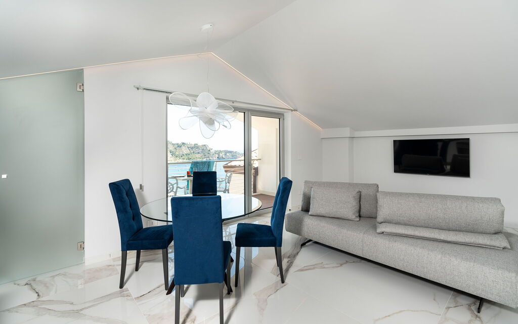 Baya Bella: Living Room