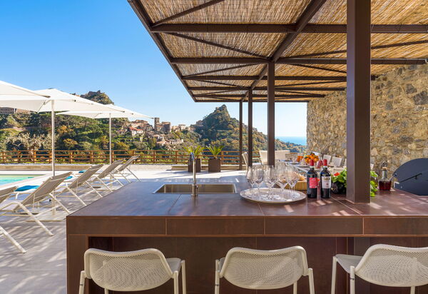 Zagara Bianca: Buitenkanten, Buitenshuis