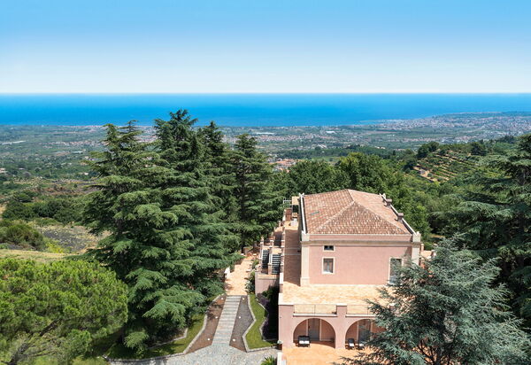 Tenuta Della Contea: Buitenkanten, Buitenshuis