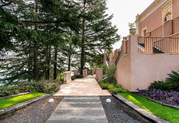 Tenuta Della Contea: Buitenkanten, Buitenshuis, Hoofdingang