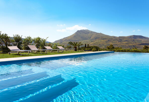 Villa Dolce: бассейн, Взгляды, Открытый, Сад, Экстерьеры