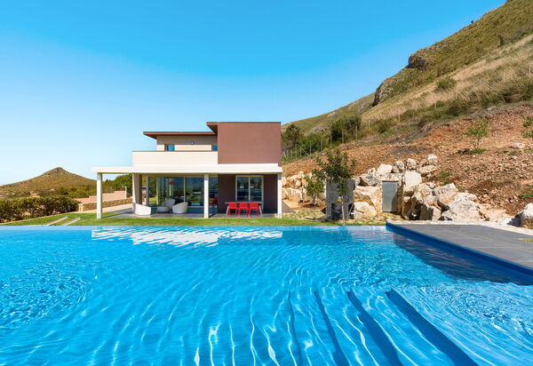 Villa Dolce: бассейн, Взгляды, Открытый, Сад, Экстерьеры