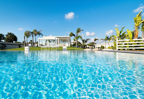 Diantha: bassin, Extérieur, Extérieurs