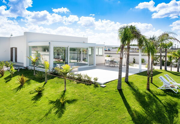 Diantha: Extérieur, Extérieurs, Jardin