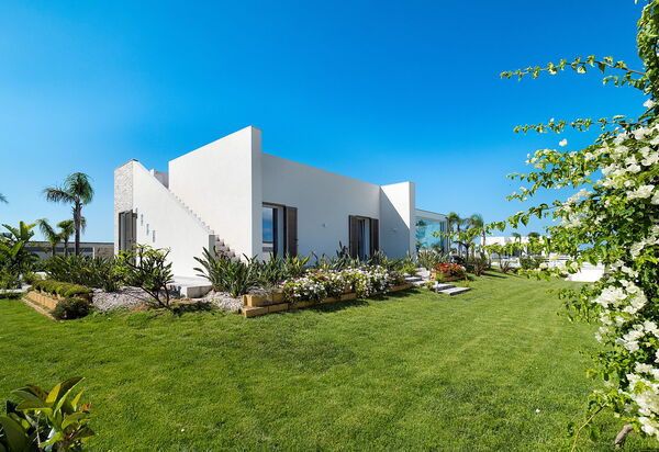 Diantha: Extérieur, Extérieurs, Jardin