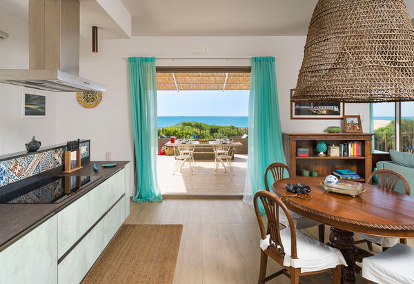 Casa Dafne: Кухня, Столовая