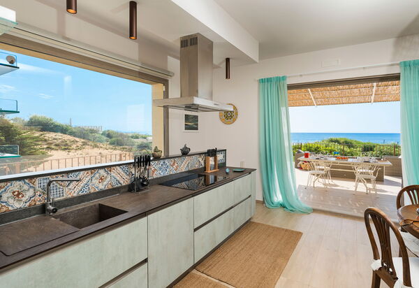 Casa Dafne: Кухня, Столовая