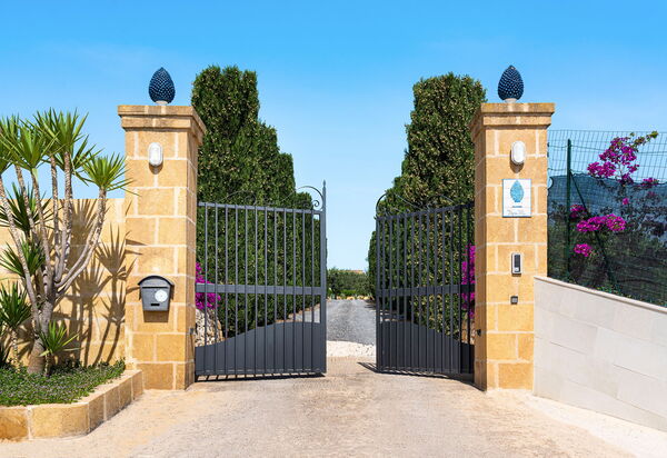 Pigna Blue: Main Entrance