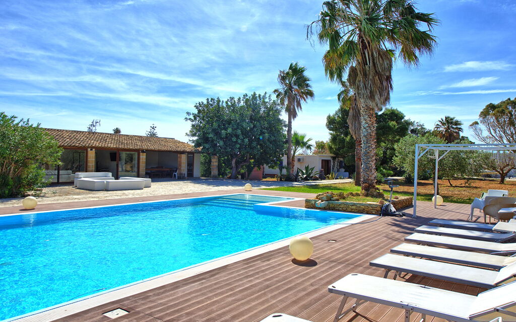 Villa Maraus: all'aperto, Esterni