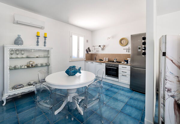 Spuma Di Mare: Dining Room, Kitchen