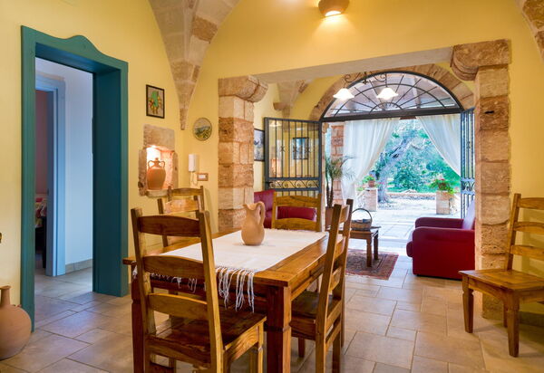 Villa Astrea: Esszimmer, Haupteingang, Wohnzimmer