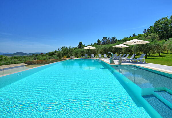 Villa Acquaviva: Draussen, Schwimmbad, Sommer