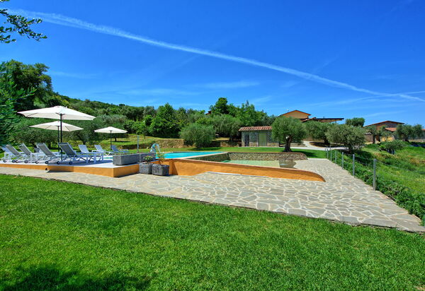 Villa Acquaviva: Draussen, Garten, Schwimmbad, Sommer