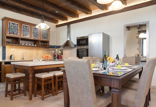 Villa Kois: Кухня, Столовая