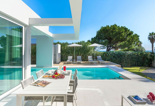 Villa Gadir: Außen, Balkon / Terrasse / Patio, Draussen, Essen, Schwimmbad