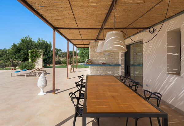 Gelso Bianco: Außen, Draussen