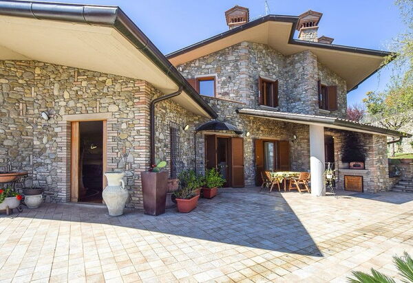 Villa Paradiso: Außen, Draussen