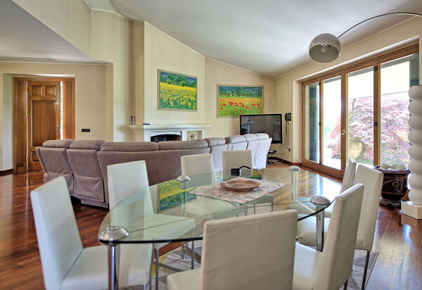 Villa Paradiso: Esszimmer, Wohnzimmer