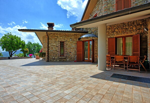 Villa Paradiso: Außen, Balkon / Terrasse / Patio, Garten