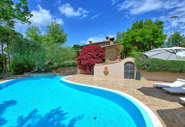 Villa Paradiso: Garten, Schwimmbad