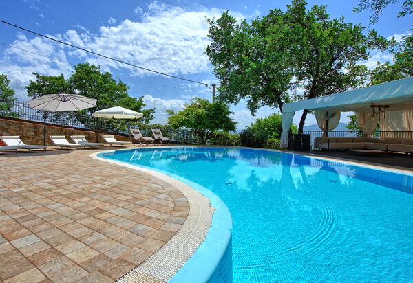 Villa Paradiso: Schwimmbad