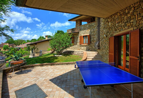 Villa Paradiso: Außen, Balkon / Terrasse / Patio, Garten