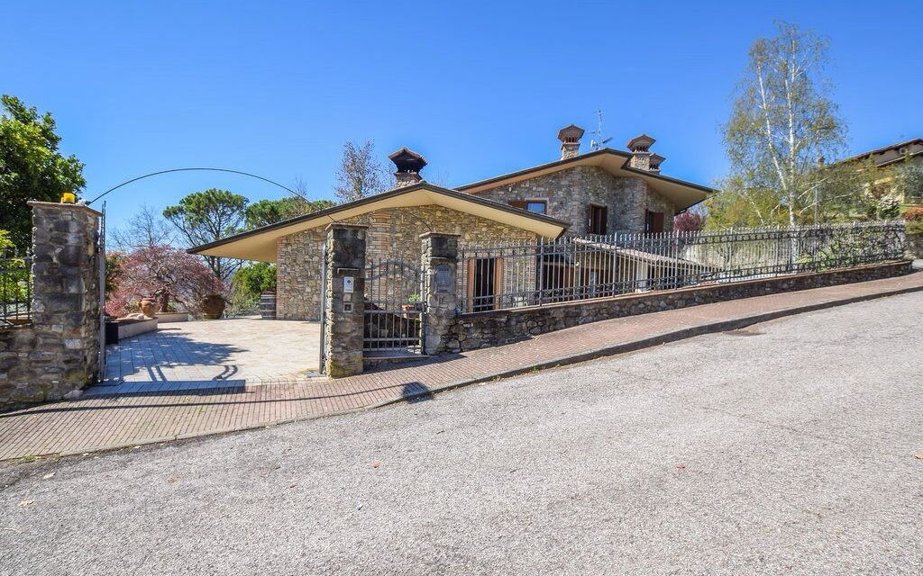 Villa Paradiso: all'aperto, Entrata Principale, Esterni