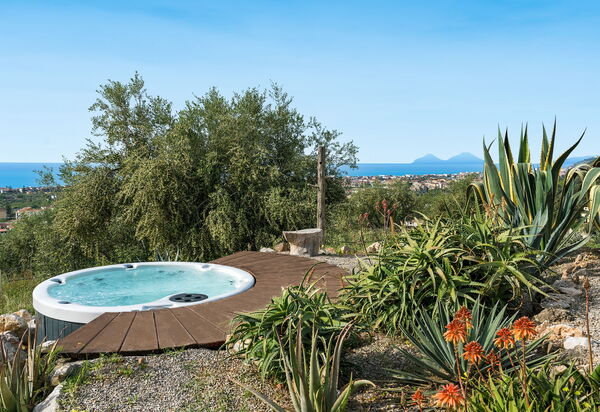 Villa Giuffrè: Building Exterior, Hot Tub, Outdoor