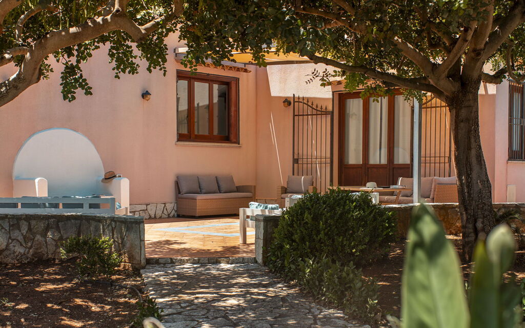 Villa Petra: Balcony / Terrace / Patio, Building Exterior, Garden, Outdoor