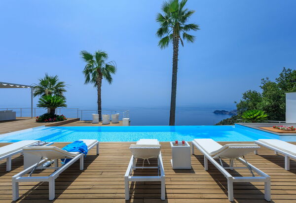 Villa Elysium: Ansichten, Außen, Draussen, Schwimmbad