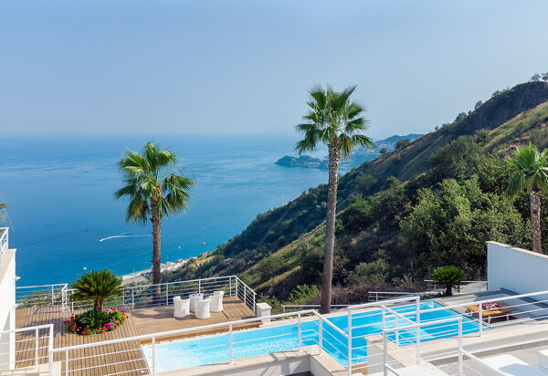 Villa Elysium: Ansichten, Außen, Draussen, Schwimmbad