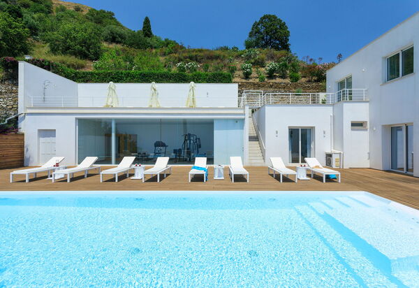 Villa Elysium: Außen, Draussen, Schwimmbad