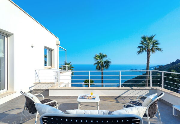 Villa Elysium: Ansichten, Außen, Draussen