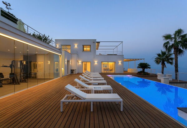 Villa Elysium: Ansichten, Außen, Draussen, Schwimmbad