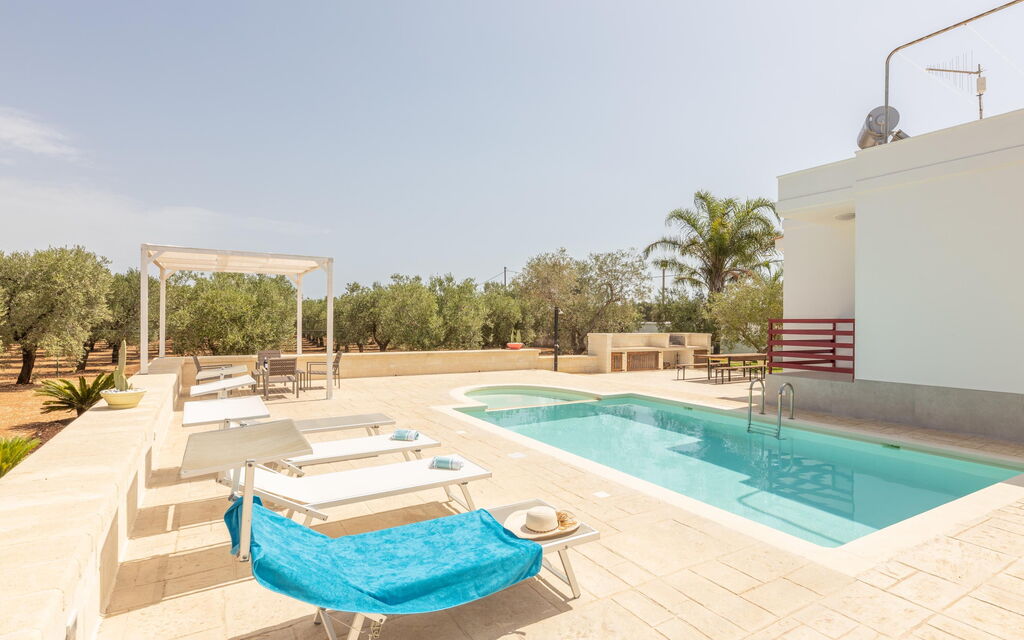 Villa Dolcevivere: Building Exterior, Outdoor, Pool, Summer