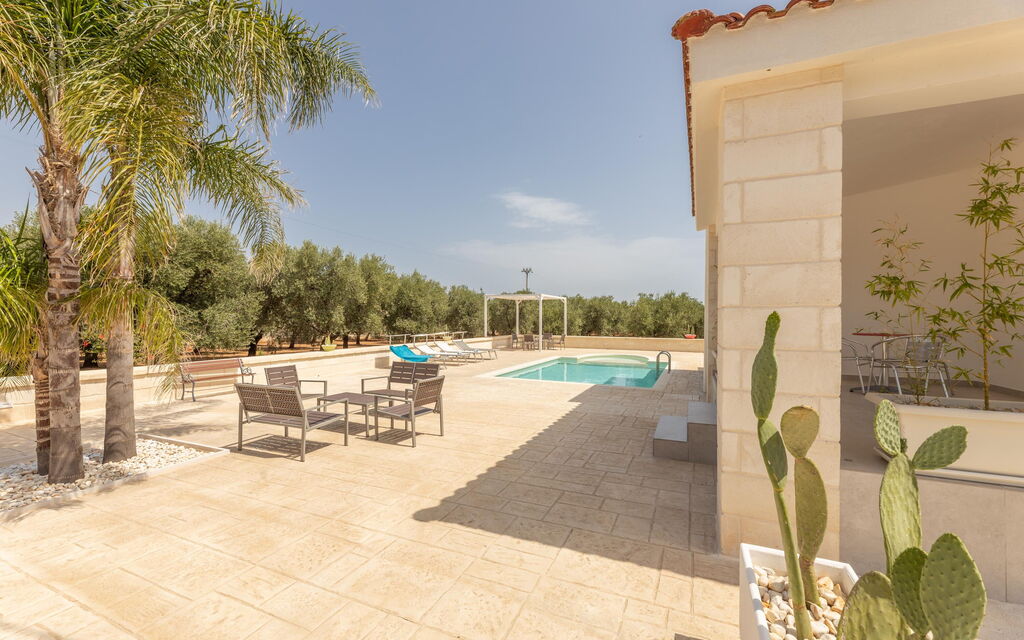 Villa Dolcevivere: Building Exterior, Outdoor, Pool, Summer