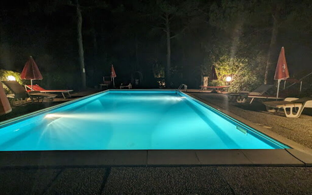 Leccino: Exteriör, slå samman, Utomhus