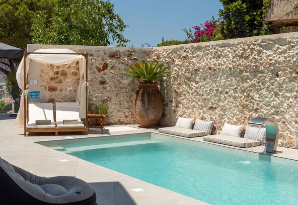 Villa Paul: bassin, Extérieur, Extérieurs