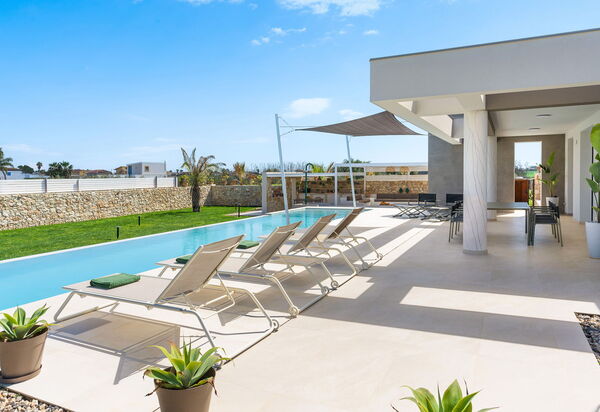 Villa Paradisus: Балкон / Терраса / Патио, бассейн, Открытый, Сад, Экстерьеры