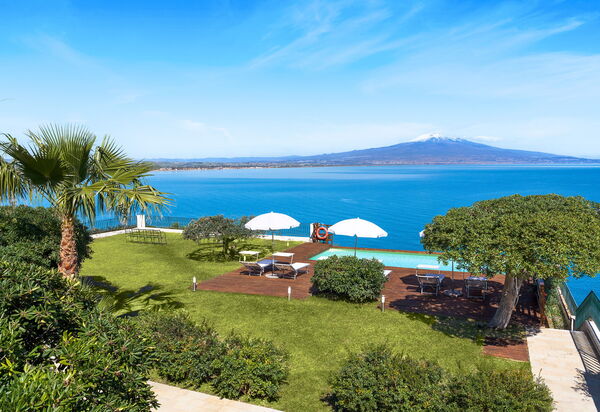 Villa Coralia: бассейн, Взгляды, Открытый, Сад, Экстерьеры