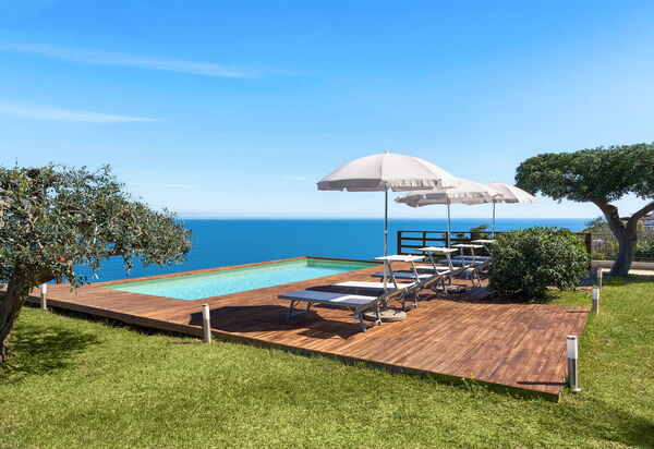 Villa Coralia: бассейн, Взгляды, Открытый, Сад, Экстерьеры