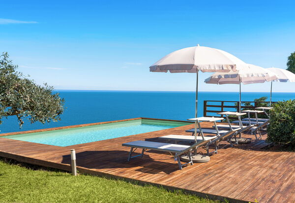 Villa Coralia: бассейн, Взгляды, Открытый, Сад, Экстерьеры