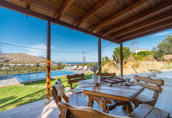 Villa Rose: Have, pool, Udendørs, Udvendige, Visninger