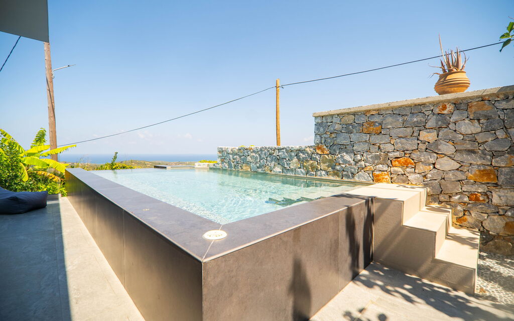 Villa Katrina: slå samman, Utomhus