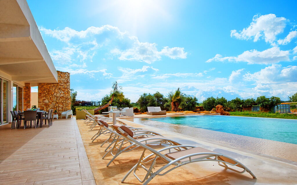 Villa Infinito: Building Exterior, Outdoor, Pool